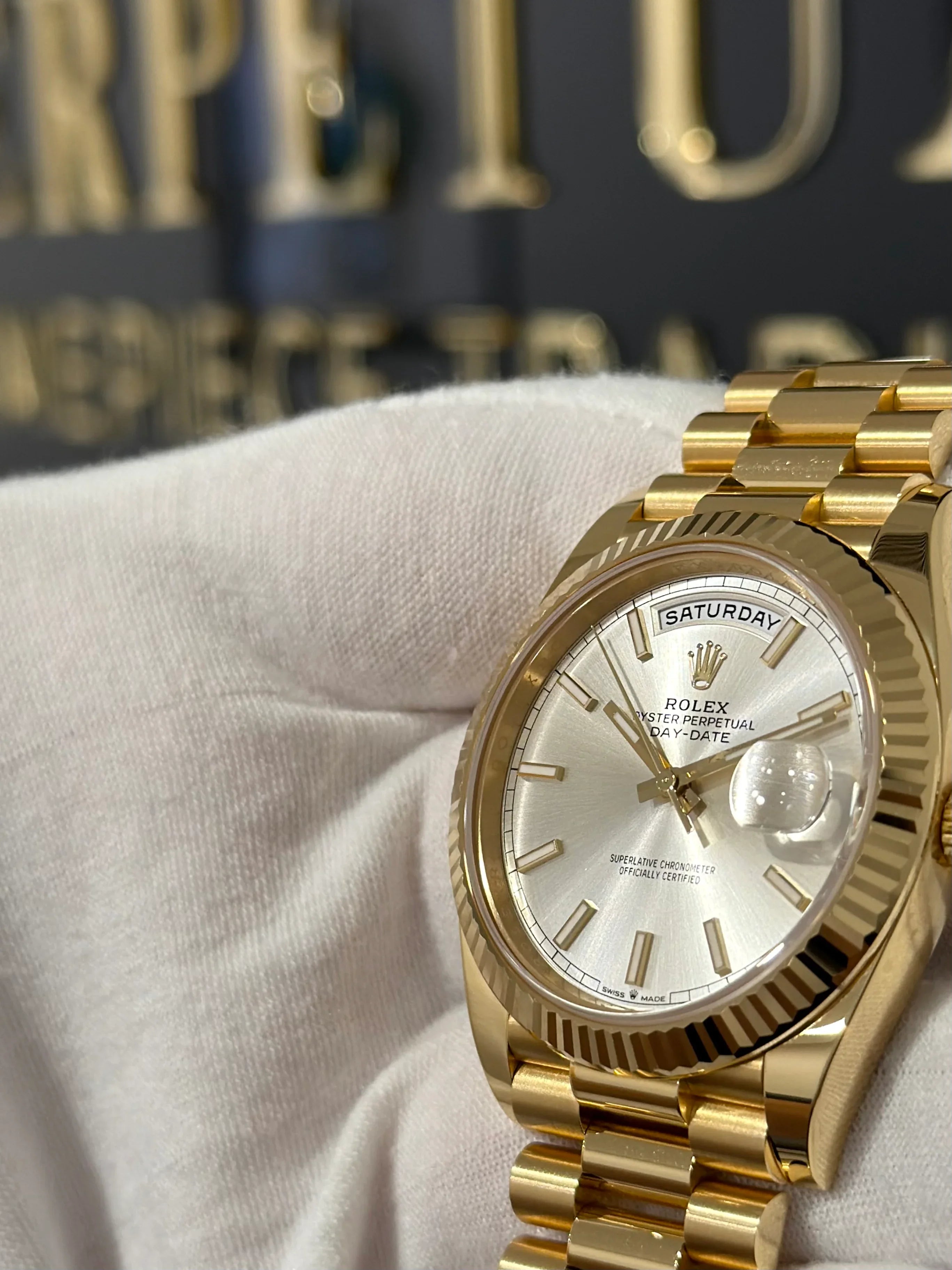 ROLEX DAY-DATE 40 SILVER INDEX YELLOW GOLD 228238