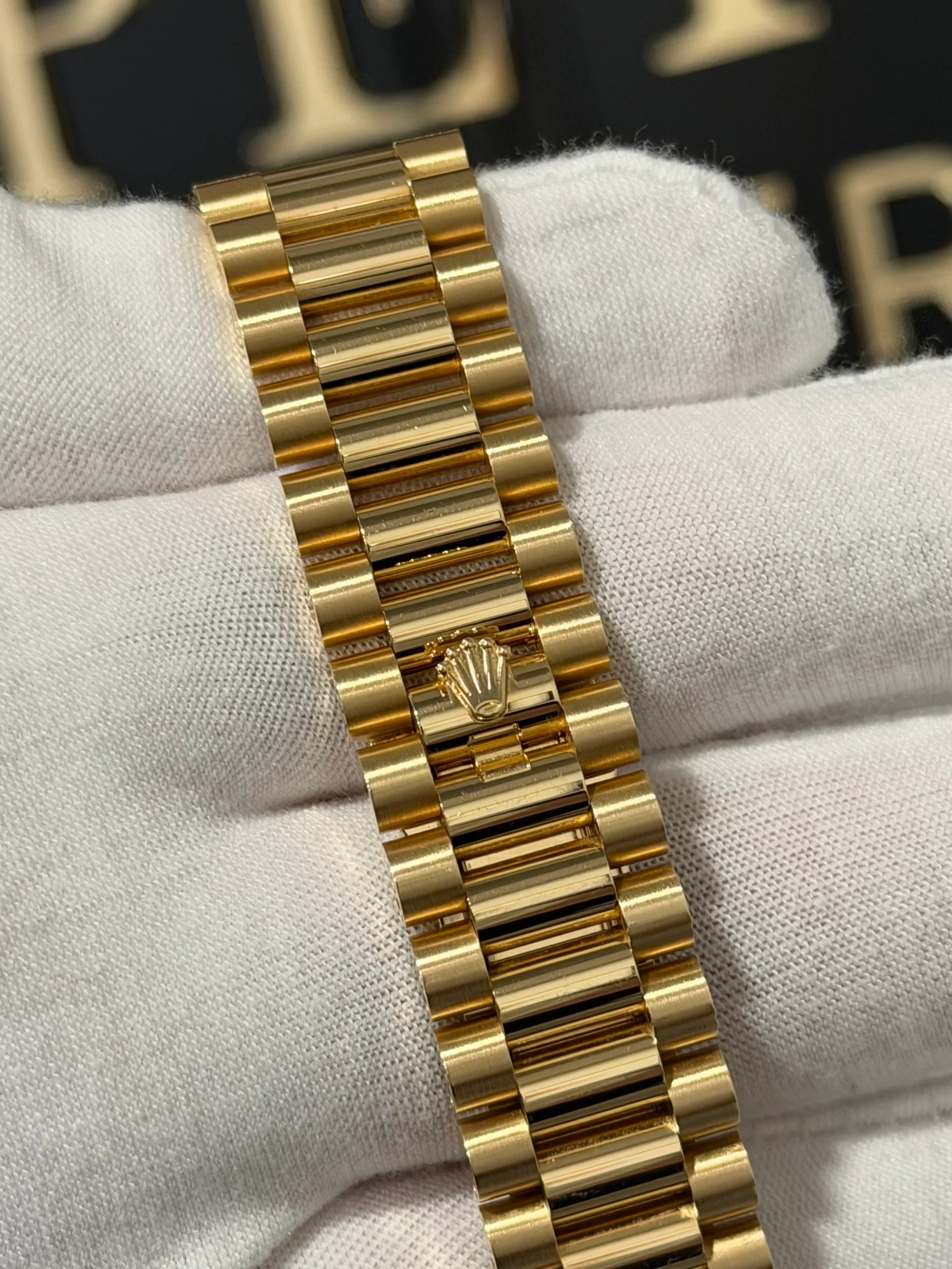 ROLEX DAY-DATE 40 SILVER INDEX YELLOW GOLD 228238
