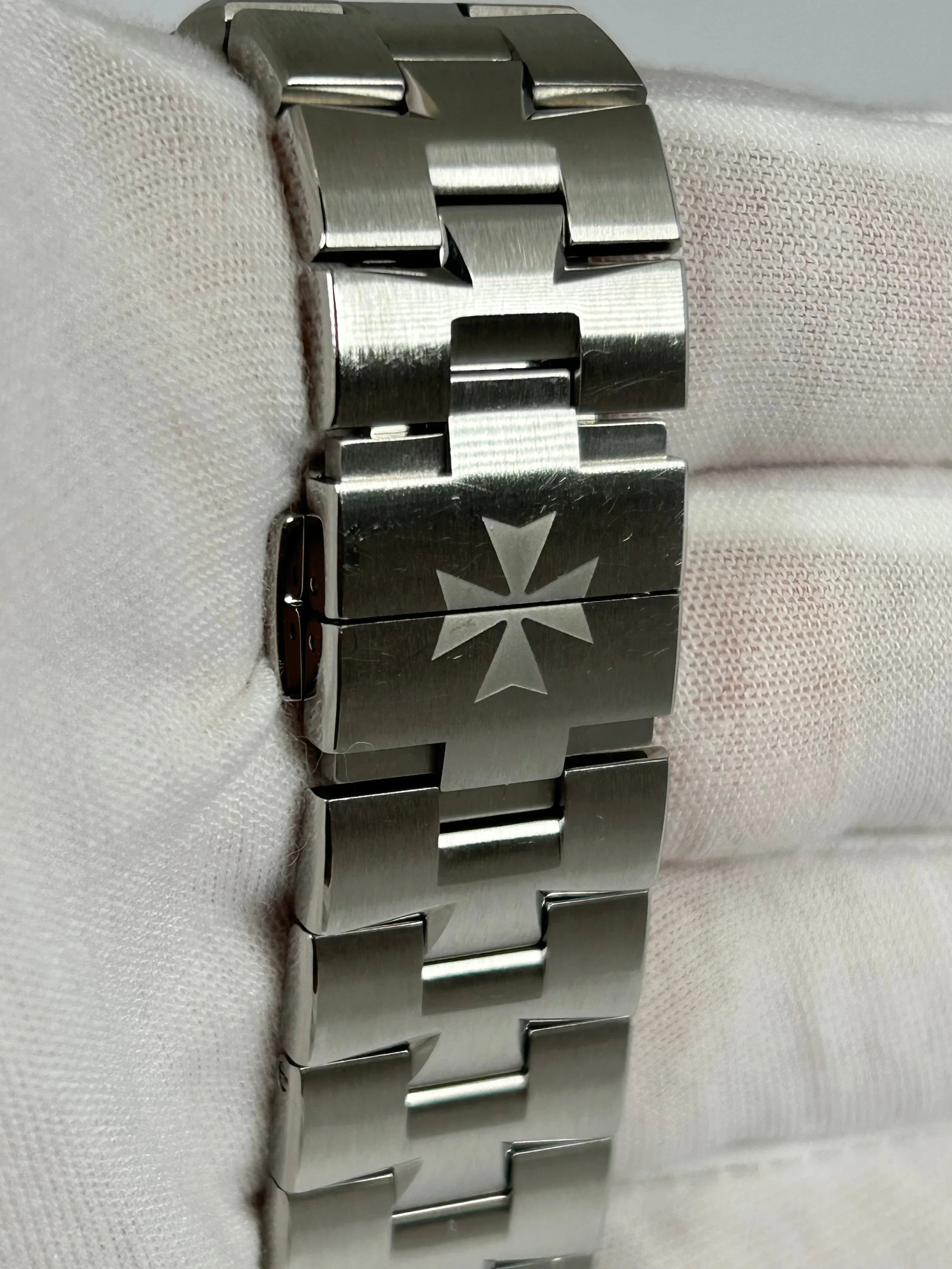 Vacheron Constantin Overseas Black Dial 4500V/110A-B483 41 MM STEEL