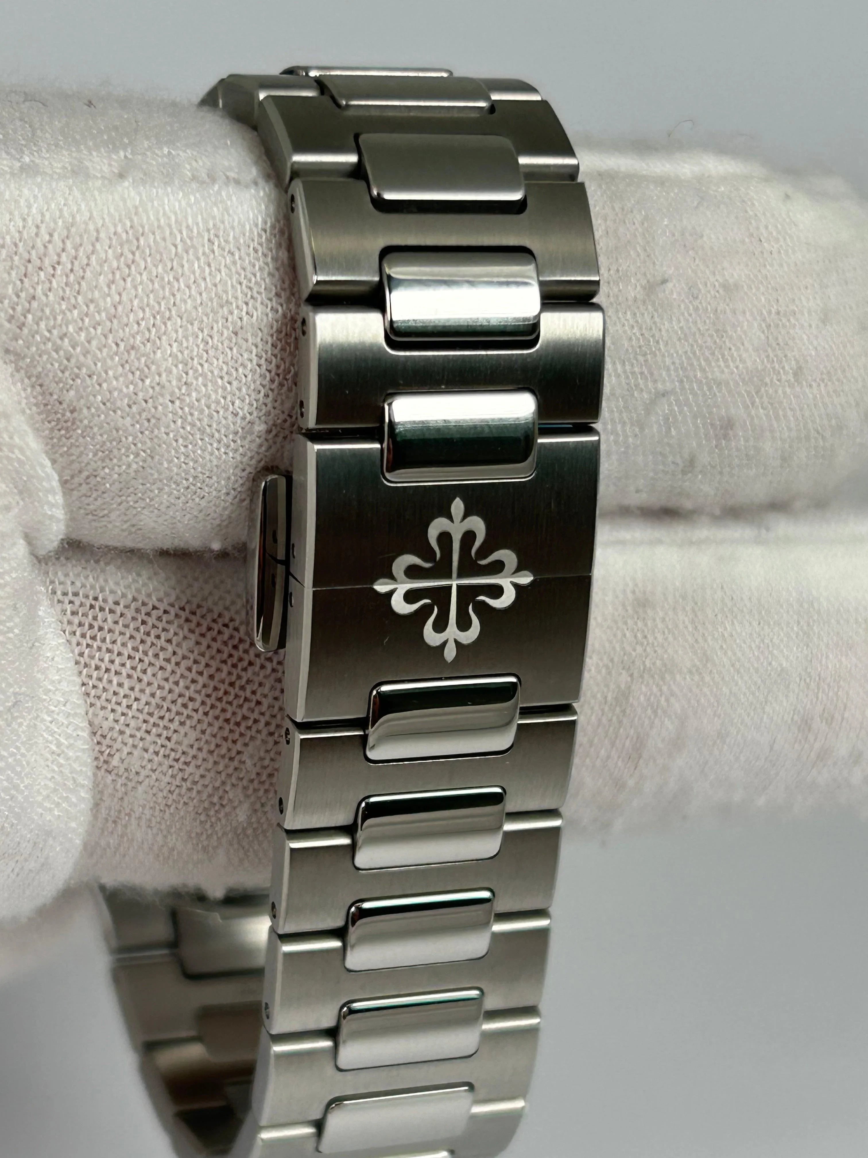 PATEK PHILIPPE NAUTILUS BLUE LADIES DIAMOND BEZEL 7118/1200A-001