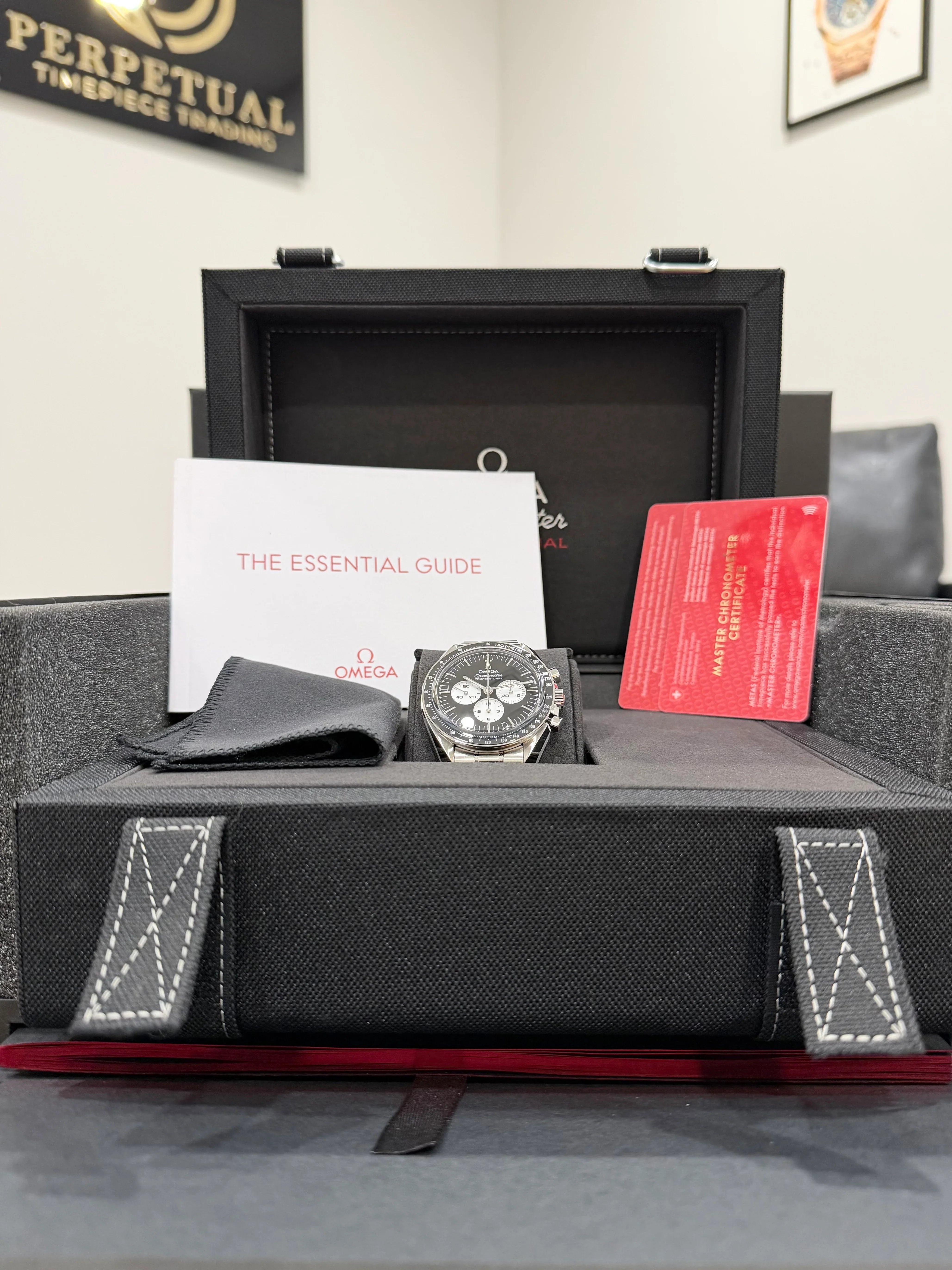 OMEGA SPEEDMASTER PROFESSIONAL REVERSE PANDA 310.30.42.50.01.004