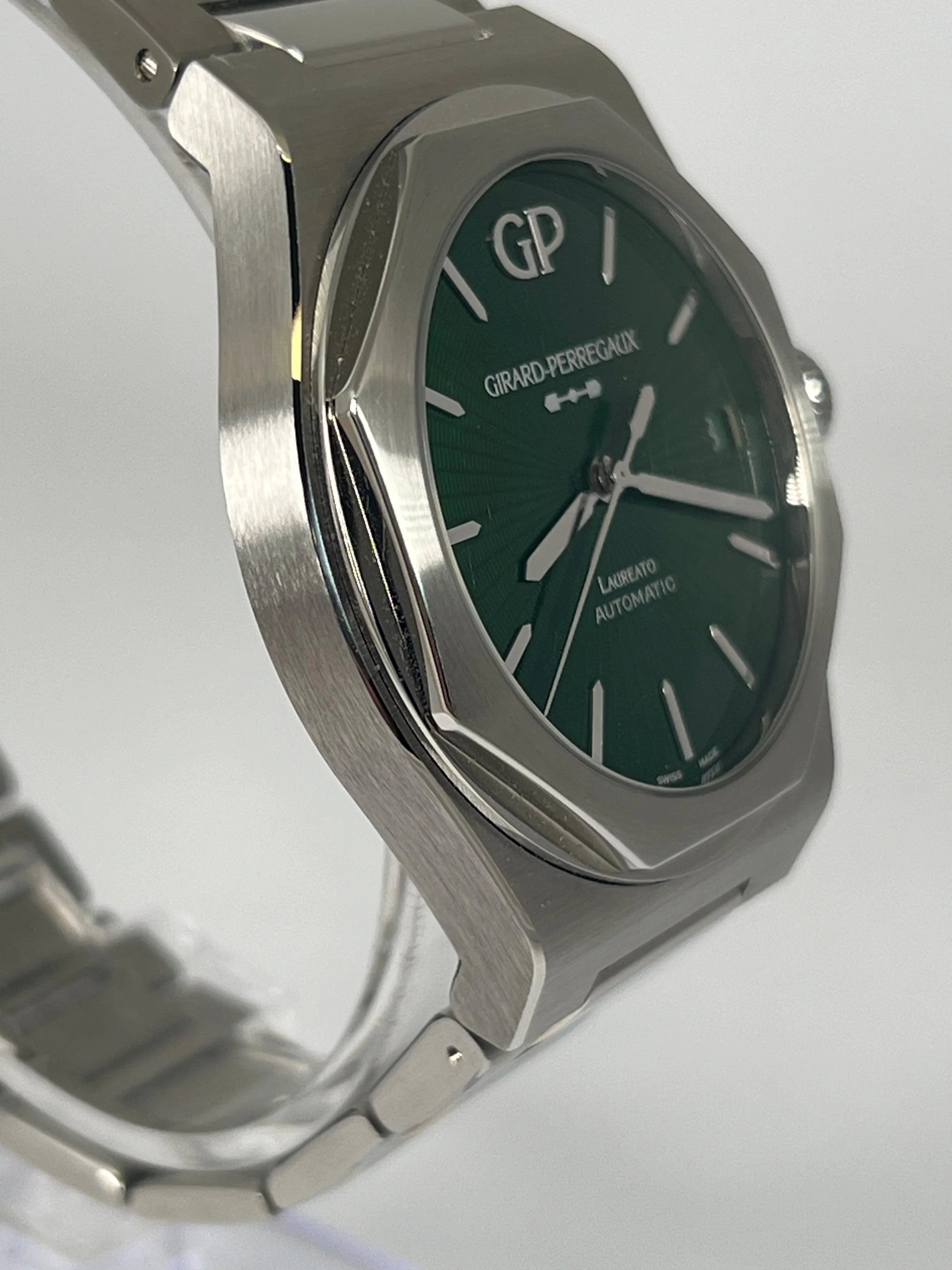 GIRARD PERREGAUX LAUREATO GREEN ETERNITY EDITION 81010-11-433-11A