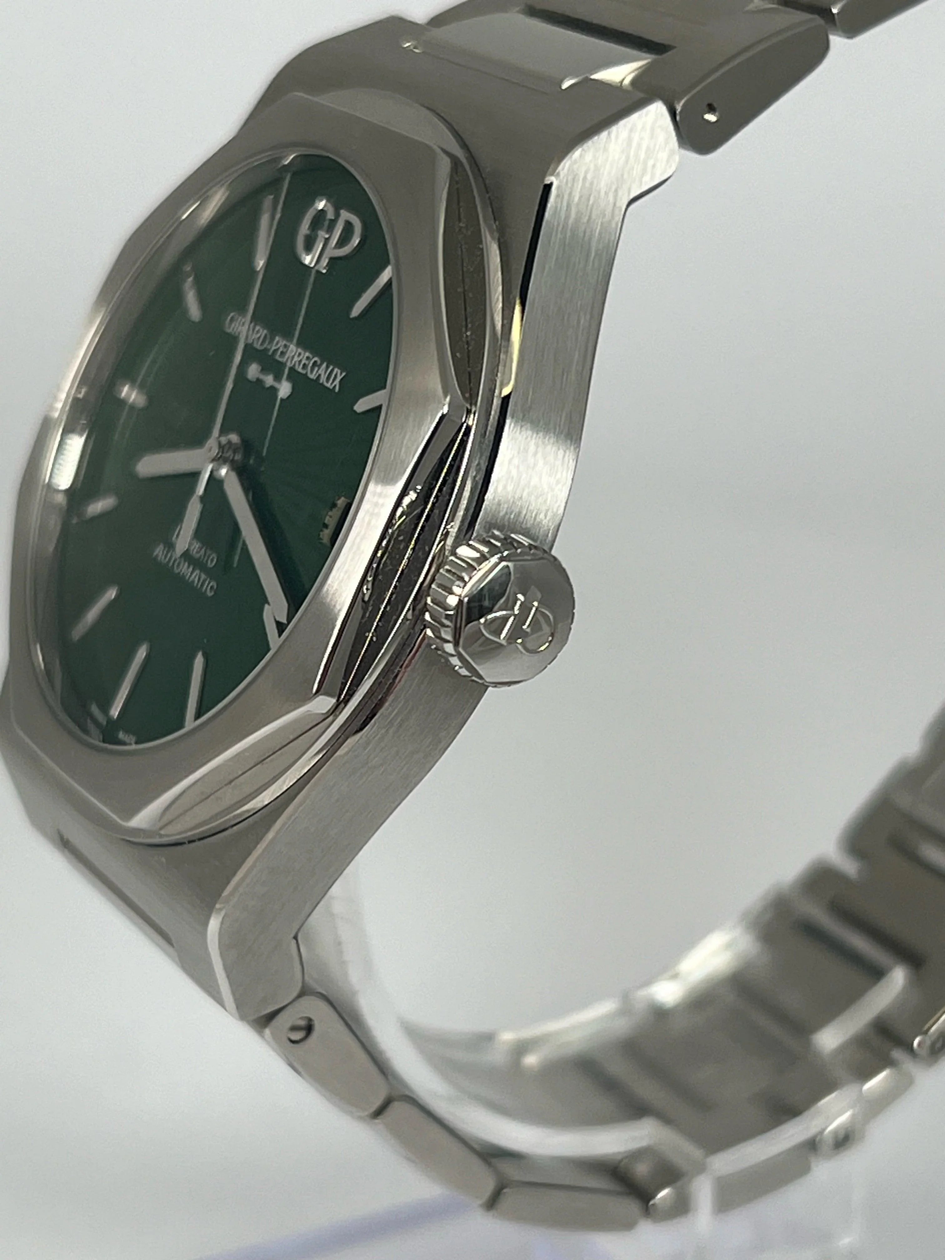 GIRARD PERREGAUX LAUREATO GREEN ETERNITY EDITION 81010-11-433-11A
