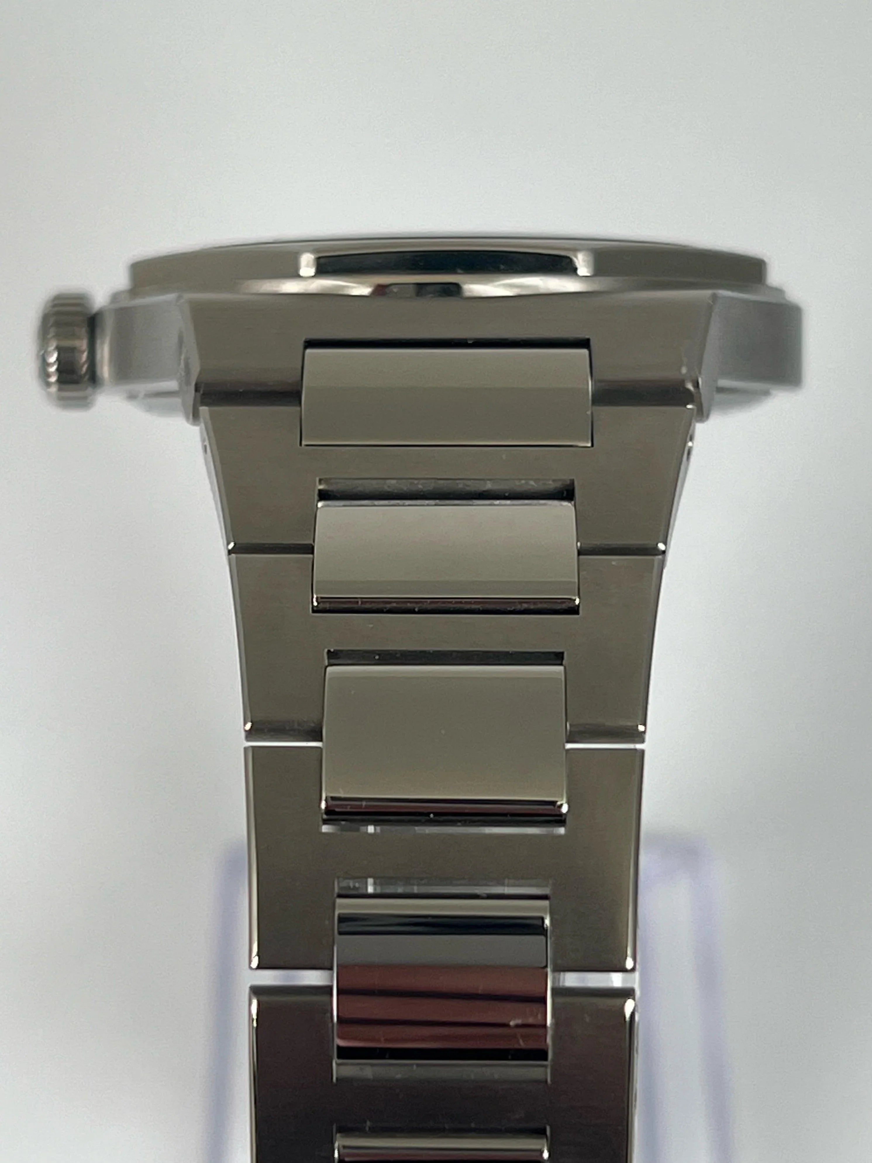 GIRARD PERREGAUX LAUREATO GREEN ETERNITY EDITION 81010-11-433-11A