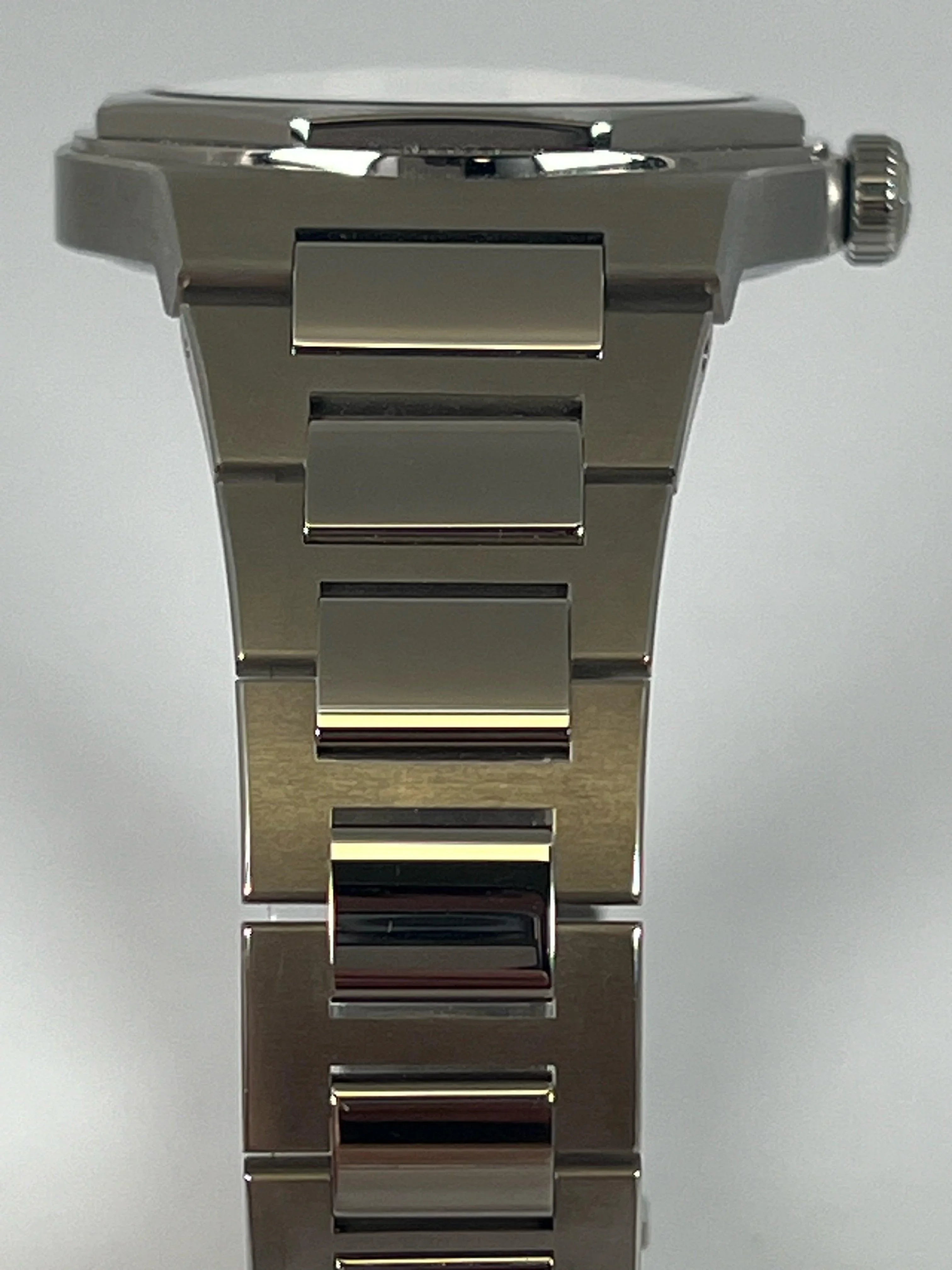 GIRARD PERREGAUX LAUREATO GREEN ETERNITY EDITION 81010-11-433-11A