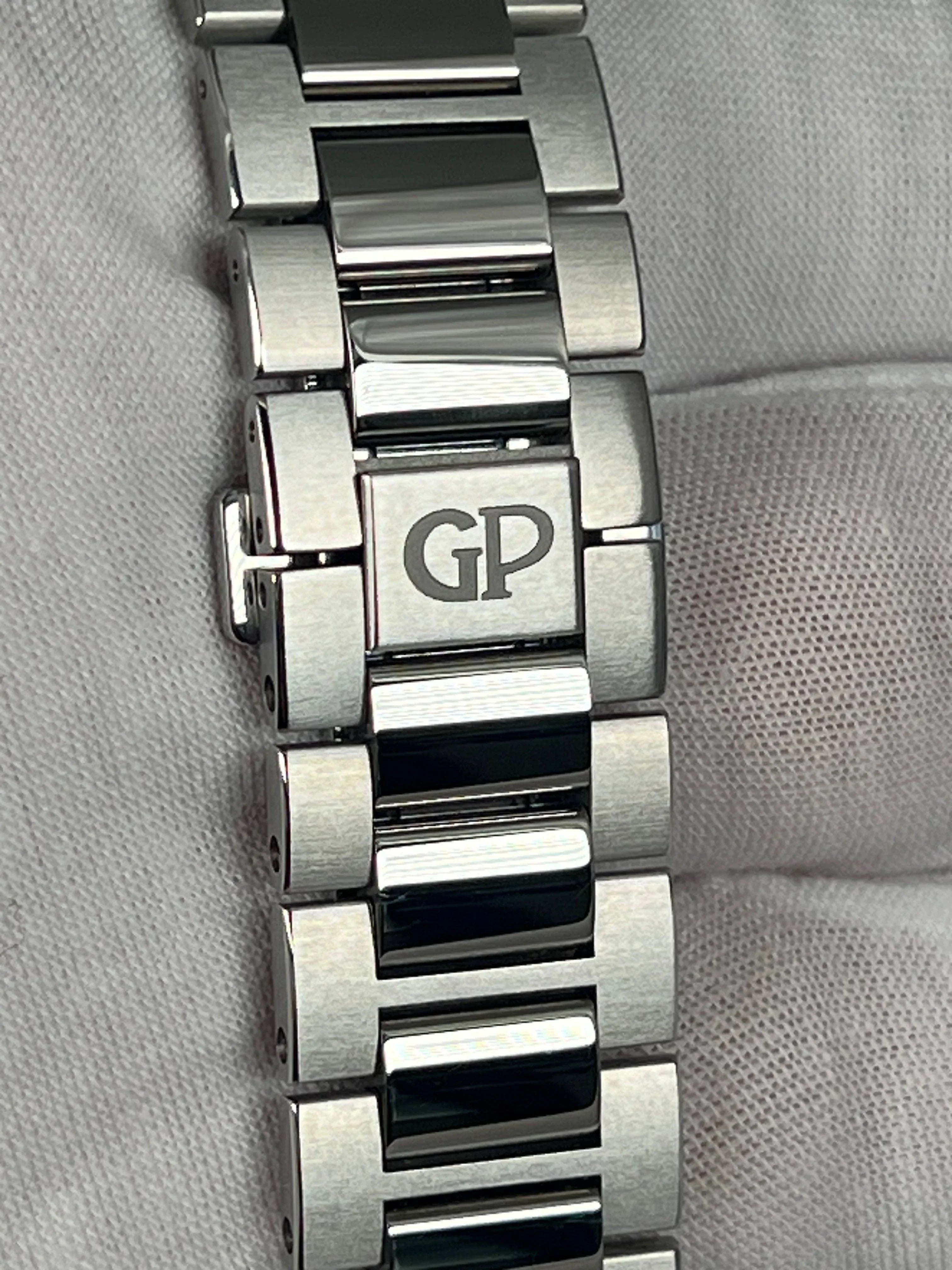 GIRARD PERREGAUX LAUREATO GREEN ETERNITY EDITION 81010-11-433-11A