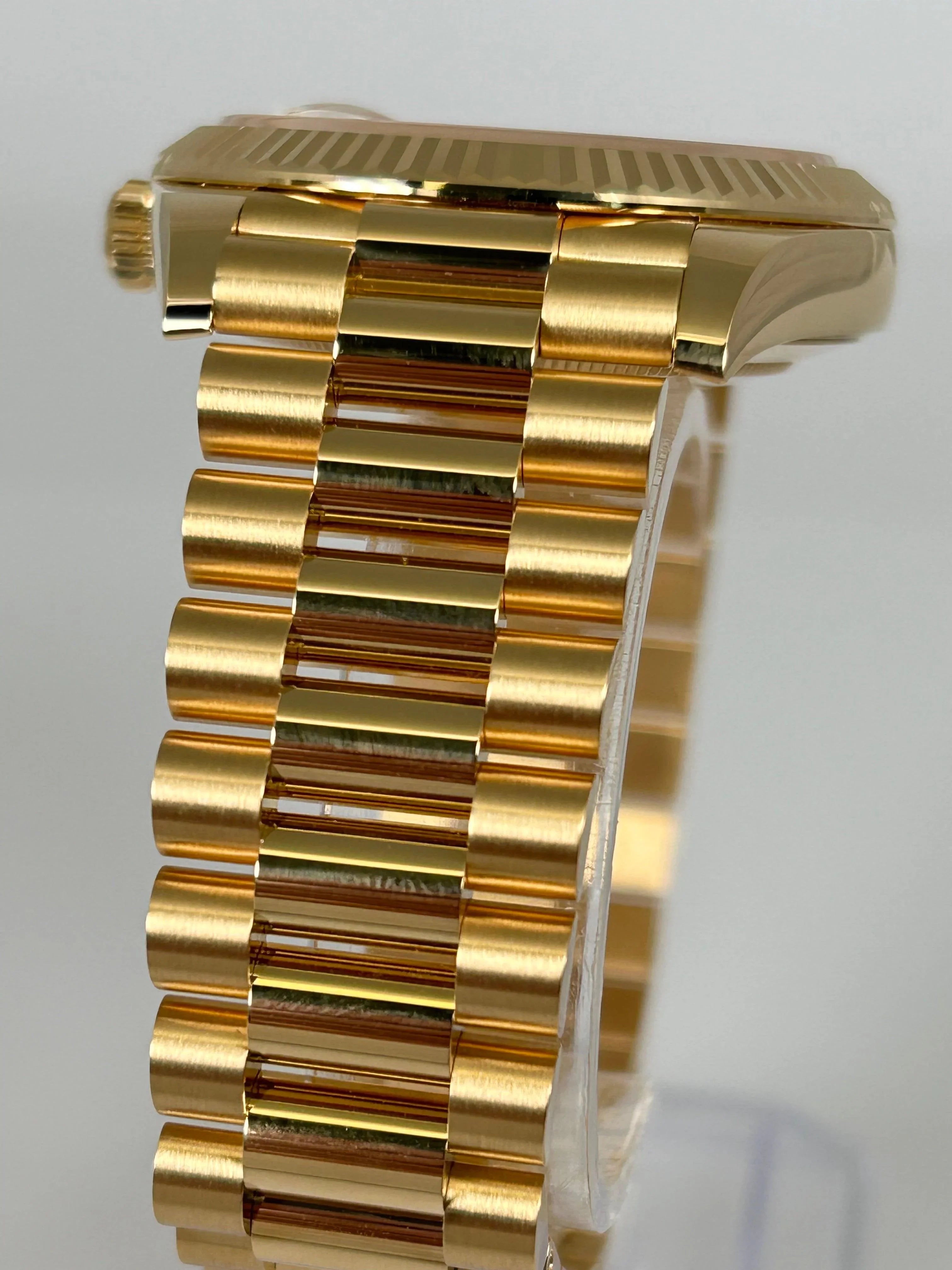 Rolex Day-Date 40 Silver Roman Yellow Gold 228238