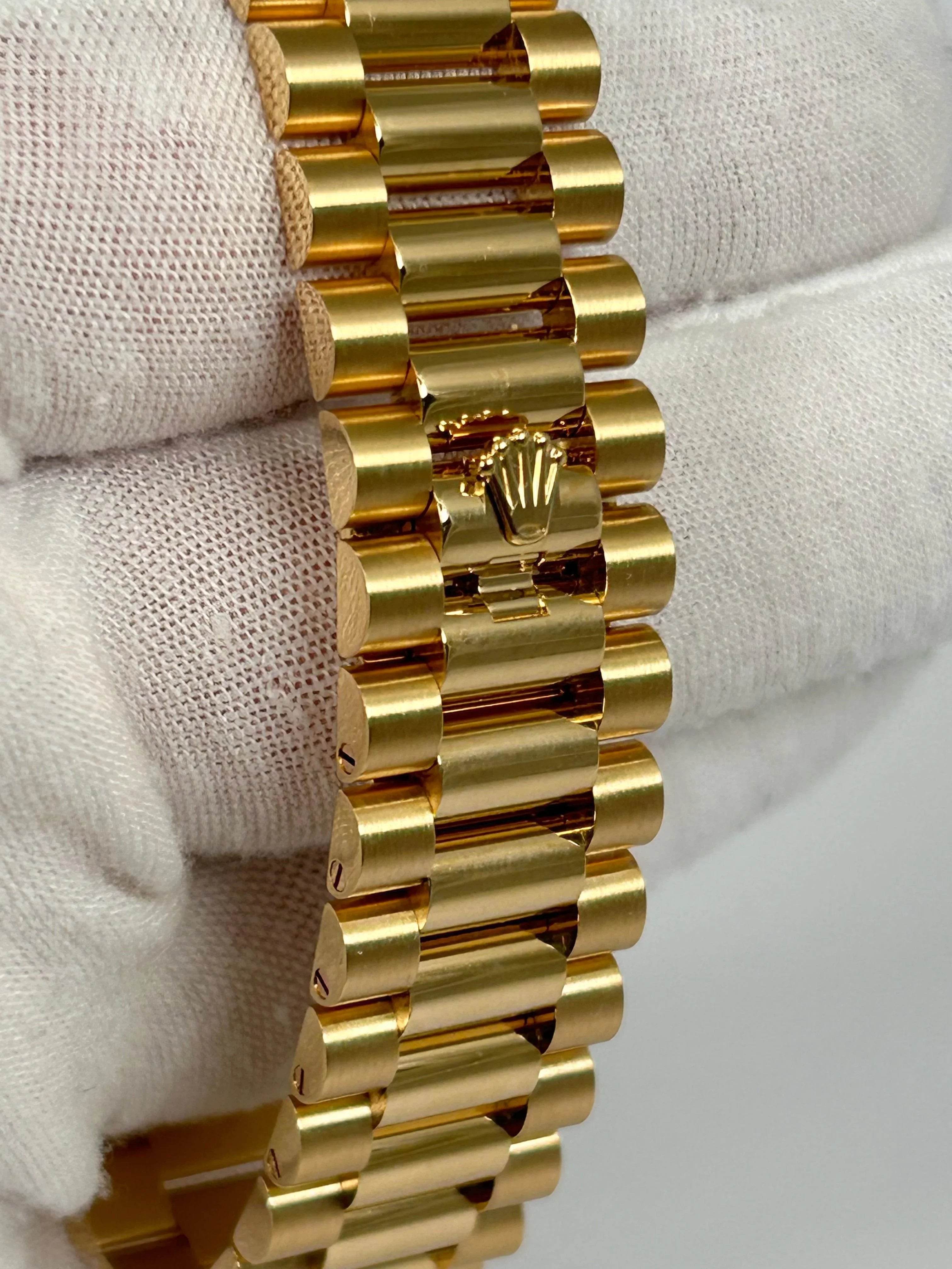 Rolex Day-Date 40 Silver Roman Yellow Gold 228238