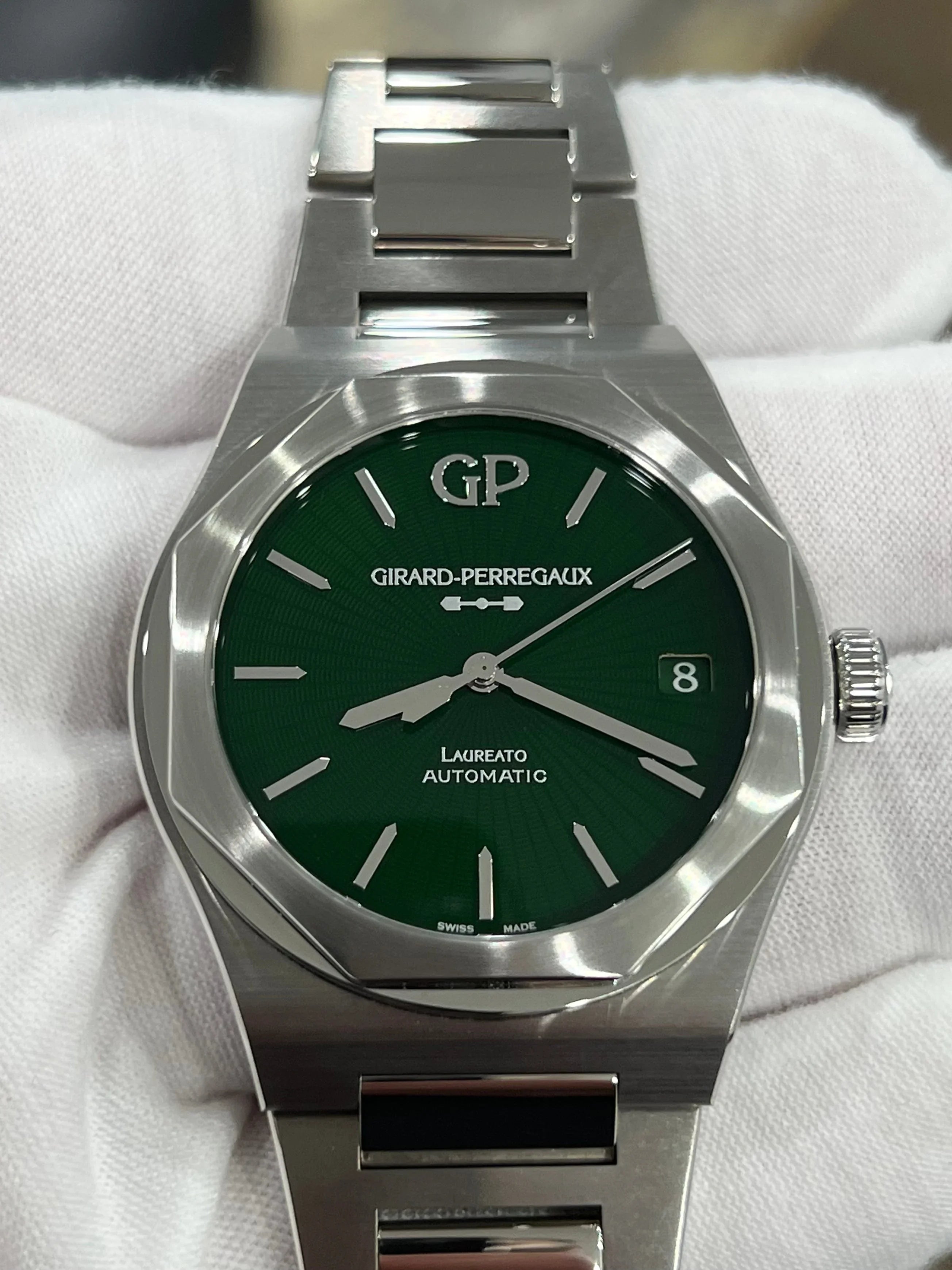 GIRARD PERREGAUX LAUREATO GREEN ETERNITY EDITION 81010-11-433-11A
