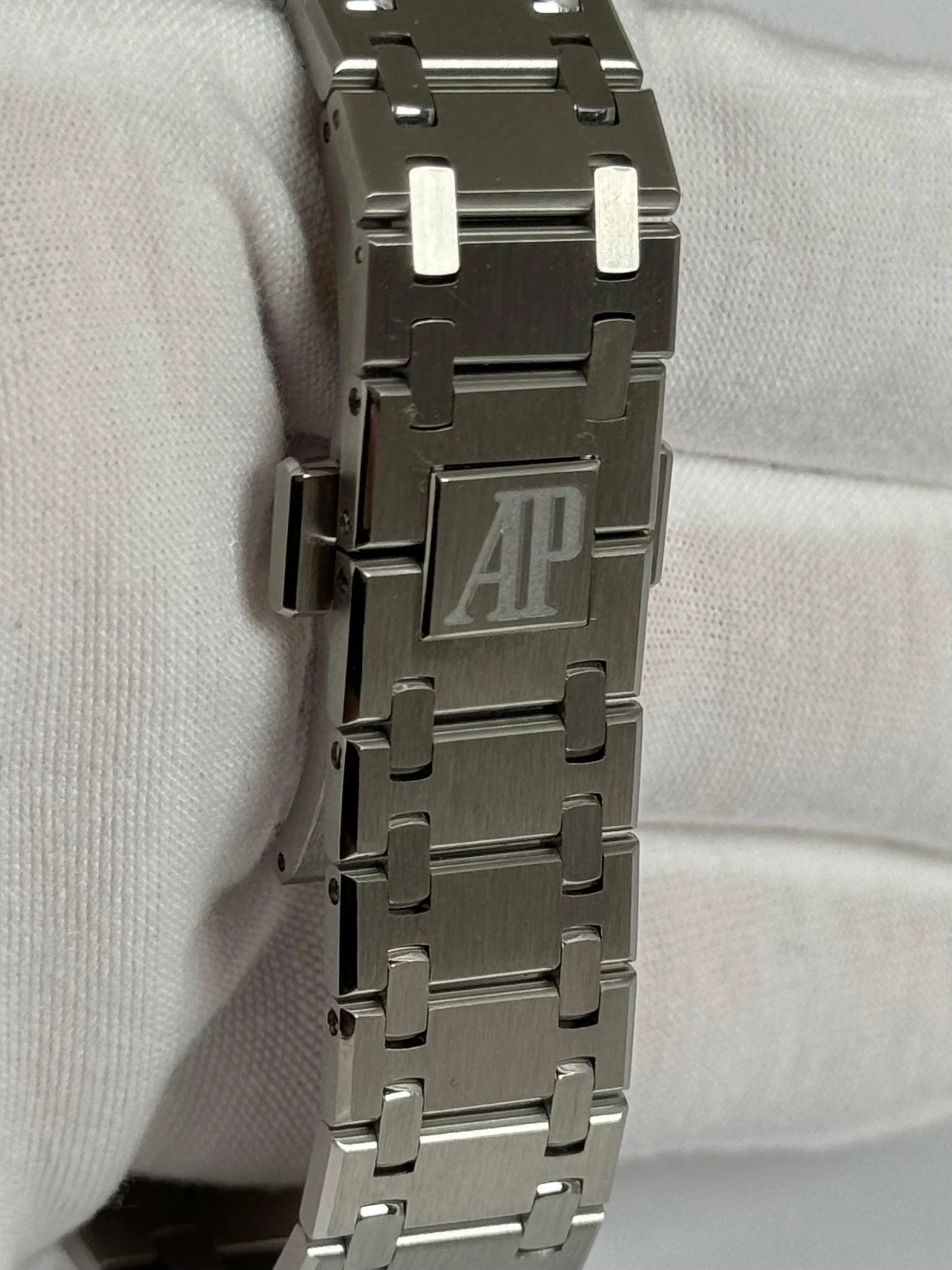 AUDEMARS PIGUET ROYAL OAK BLUE DIAL STEEL 15202ST